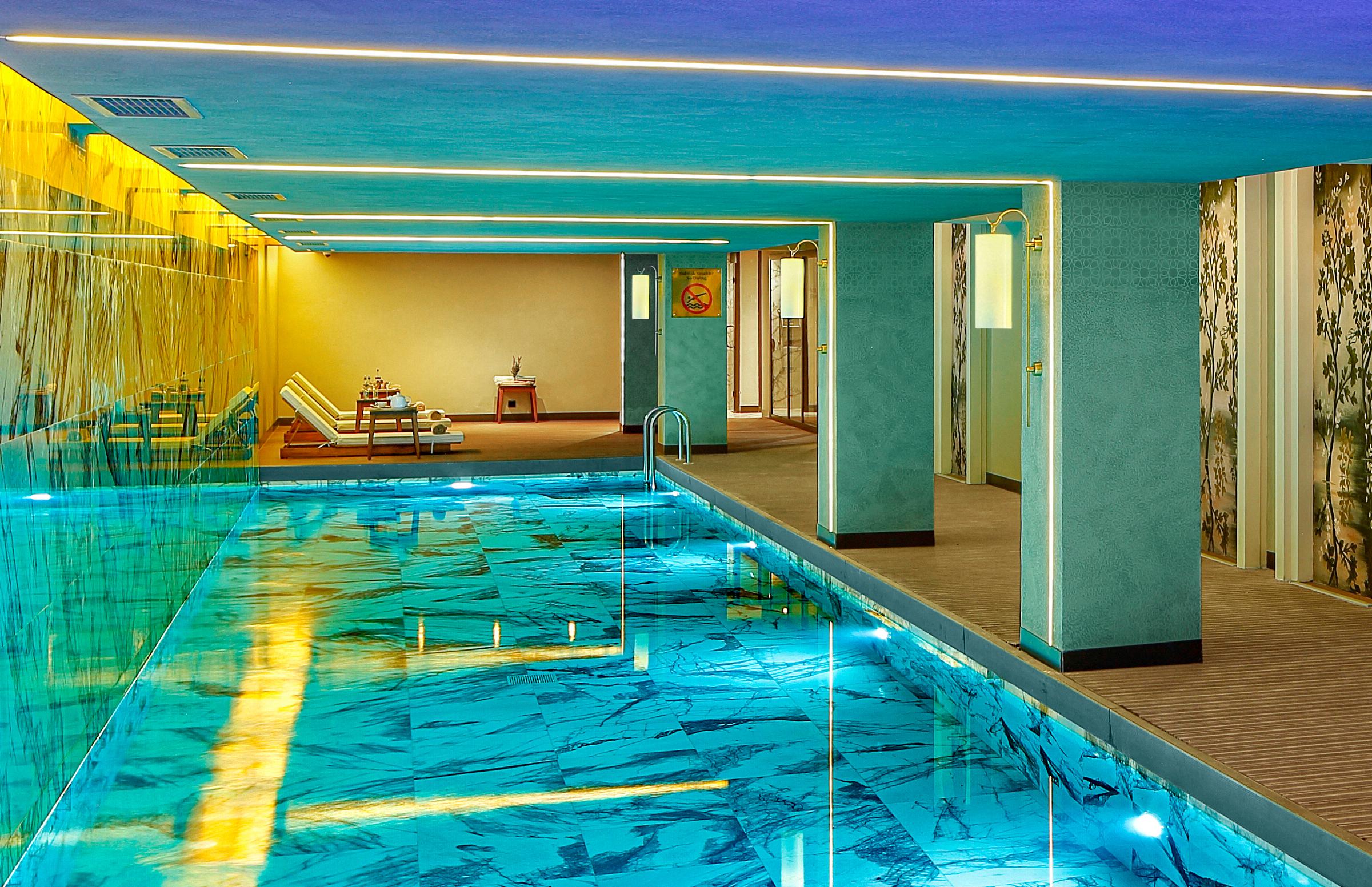 Отель Wanda Vista Стамбул Экстерьер фото The swimming pool at the Mandarin Oriental, Munich