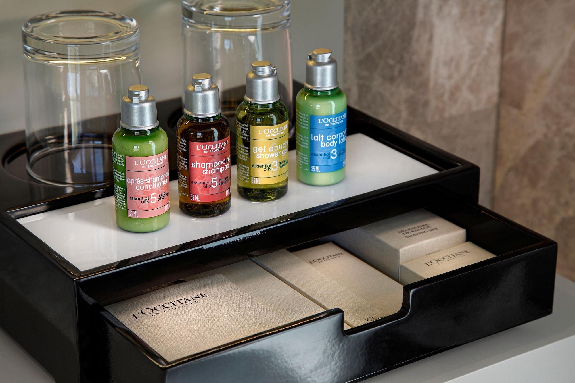 Отель Wanda Vista Стамбул Экстерьер фото L'OCCITANE amenities